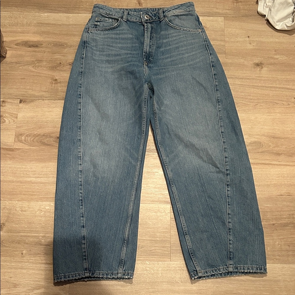 TRF MID-RISE BAGGY BARREL JEANS

zara jeans worn once